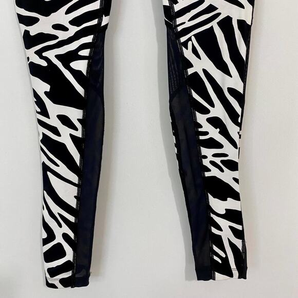 Nike Women’s Dri-Fit Leggings Black White Geometric Print Small EUC Activewear - Picture 3 of 8